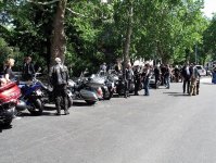 sjíždějí se motorkáři ze všech možných koutů...