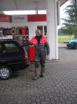 a jedeme domů...v dešti...Pepé při zastávce na benzín...