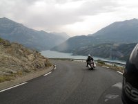 objíždíme jezero Lac de Serre-Poncon