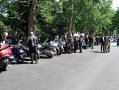 sjíždějí se motorkáři ze všech možných koutů...