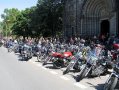motorky parkovaly kde se dalo...